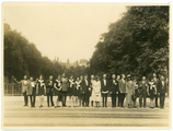 26 Mensen poseren bij parkhek, 1928-1935