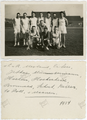 43 Een elftal van T.H.O.R. poseert op een sportveld, 1934