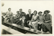 45 Jongeren, waaronder een cameraman, waarschijnlijk op het dek van een boot, 1928-1934