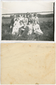52 Jongeren poserend bij hek voor wei, 1930