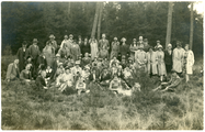 58 Groep mensen poserend in heidelandschap voor bosrand, 1928-1935