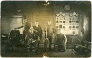 1-0001 Vijf mannen in een kamer met elektrische apparatuur, 1920-1926