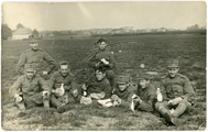 1-0003 Groepsportret van militairen met eten en drinken in een veld, 1920-1926