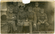 1-0005 Groepsportret van zes militairen met een bord met de tekst Villa Wanhoop , 1920-1926