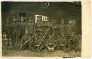 1-0009 Groepsportret van militairen voor een barak, 18-05-1920