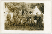 1-0010 Groepsportret van militairen voor twee tenten, 1920-1926