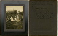 30 Groepsfoto buiten in een veld, 1905-1915