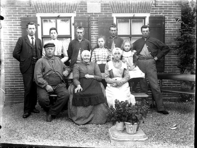  De familie Zevenhoven voor vermoedelijk hun woning