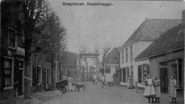 4; De Brugstraat te Baambrugge omstreeks 1895