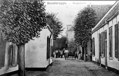 11; De Dorpsstraat te Baambrugge omstreeks 1900. In de straat staat smid Krenning met zijn personeel