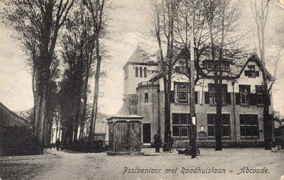 114; De Raadhuislaan te Abcoude met rechts het postkantoor