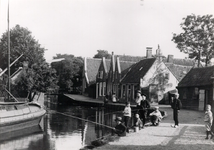 167; Kinderen op de Voordijk te Abcoude richting de Heinkuitenbrug in 1898