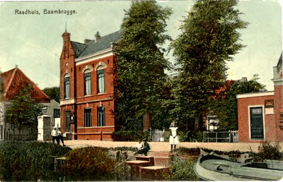 14; Het raadhuis te Baambrugge met links, voor het raadhuis, de waterpomp