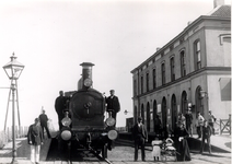 80; Een locomotief bij het station te Abcoude