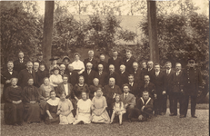  Foto van de gemeenteraad van Abcoude-Baambrugge en genodigden, gemaakt in de tuin achter Vrederust 