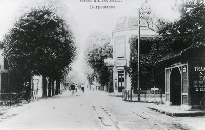 Het wachthuisje voor de tram op de Holle Bilt en Hotel Nas op de Dorpsstraat 2