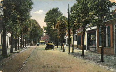  De Dorpsstraat gezien in oostelijke richting met de sigarenwinkel van Van Vliet