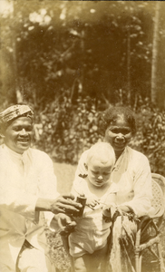  Foto Lodewijk Schiethart met Indische bedienden