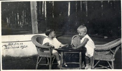  Foto Lodewijk Schiethart (rechts) met onbekend kind
