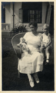  Maria Margaretha Louise Voskuilen met haar zoons Lodewijk en Maximiliaan Schiethart