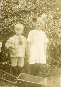  Twee onbekende kinderen te Oostwold