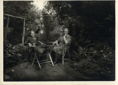  Everdina Wilhelmina Johanna Kat in tuin met onbekende man en vrouw