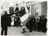  Overhandiging van gemeentevlag aan burgemeester L. Schiethart