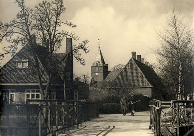  Nederlands Hervormde kerk gezien vanaf de Knollenbrug met opde voorgrond midden de Diakoniehuisjes