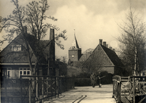  Nederlands Hervormde kerk gezien vanaf de Knollenbrug met opde voorgrond midden de Diakoniehuisjes