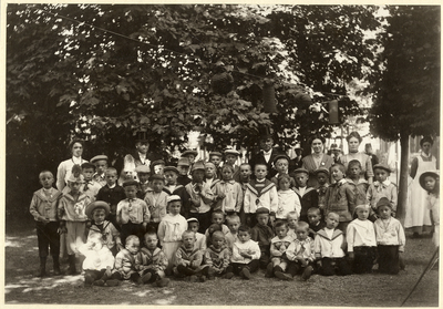  Groepsfoto met schoolkinderen onder boom