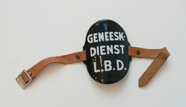 3 Armschildje met ''GENEESK- DIENST L.B.D.”