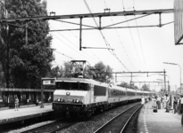 155445 Afbeelding van de electrische locomotief nr. 1631 (serie 1600) van de N.S. met ICR-rijtuigen langs het perron ...
