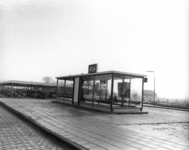 150306 Gezicht op het nieuwe N.S.-station Franeker te Franeker, bestaande uit een Leidse abri en een fietsenstalling.