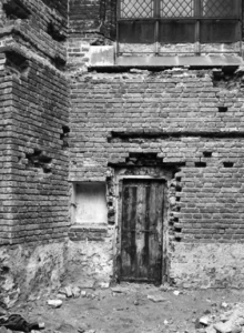 81642 Gezicht op een ingang naar het koor van de Jacobikerk (Jacobskerkhof) te Utrecht.