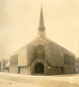 81085 Gezicht op de Wilhelminakerk (Hobbemastraat 9) te Utrecht, uit het noordwesten.N.B. Het adres is later gewijzigd ...