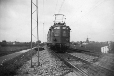161021 Afbeelding van een electrische trein bestaande uit rijtuigen mat. 1924 ( Blokkendozen ) van de N.S. (voorop het ...