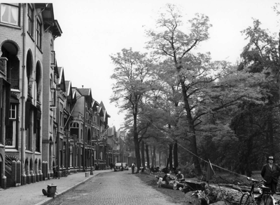 60429 Gezicht op de voorgevels van de panden Koningslaan 13-hoger te Utrecht voor de verbreding; met rechts het ...