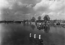 64062 Gezicht over het Merwedekanaal te Utrecht; links van het midden het flatgebouw Billitonkade nrs. 1-hoger, rechts ...