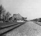 159054 Gezicht op de herstelwerkzaamheden aan het stationsgebouw op het tijdens de oorlog vernielde emplacement van de ...