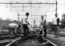 153423 Afbeelding van wegwerkers van de N.S. tijdens onderhoudswerkzaamheden aan het spoor te Amersfoort.