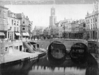 66841 Gezicht op de Bakkerbrug over de Oudegracht te Utrecht met aan weerszijden bebouwing en op de achtergrond de Domtoren.