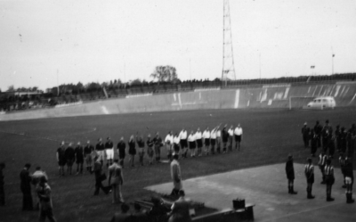 26269 Afbeelding van de twee dokters-elftallen (Utrecht-stad en Utrecht-provincie) vóór de wedstrijd in het Stadion ...