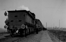 161238 Afbeelding van de stoomlocomotief nr. 1775 (serie 1700/1800) van de N.S. tijdens het overnemen van reizigers van ...