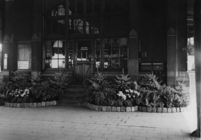 157421 Gezicht op het seinhuis post T op het tweede perron van het N.S.-station Amersfoort te Amersfoort met ...