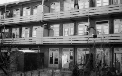 26255 Gezicht op de achtergevels van de huizen Marnixlaan 26-32 te Zuilen.N.B. De Marnixlaan is per 1 jan. 1954 bij de ...