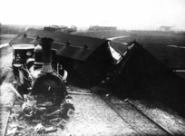164429 Afbeelding van het spoorwegongeval te Purmerend, met links op de voorgrond de stoomlocomotief nr. 65 XENIOS van ...
