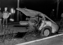 90773 Afbeelding van de achterste helft van een verongelukte auto langs de Europaweg te Vleuten (gemeente Vleuten-De ...