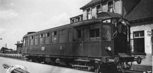 161946 Afbeelding van het motorrijtuig nr. omC 1925 (serie omC 1921-1930) van de N.S. op het N.S.-station Alphen aan ...