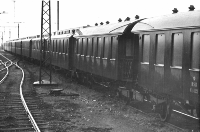 157308 Afbeelding van een reeks door de Deense spoorwegen (D.S.B.) tijdelijke uitgeleende rijtuigen ter versterking van ...