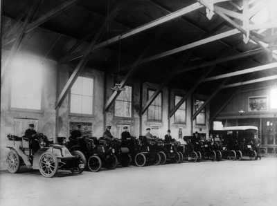 63042 Interieur van de Eerste Utrechtsche Wielrijschool [autorijschool] (Maliebaan 35) te Utrecht: geparkeerde auto's, ...